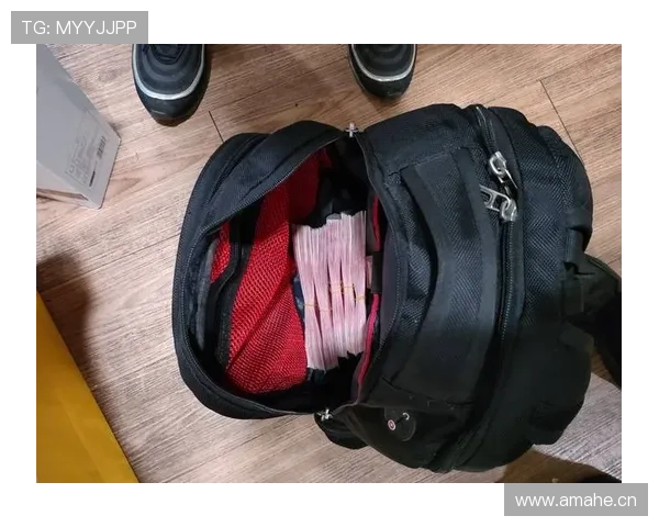 范迪克出门随手一背的包，比我俩工资合在一起还贵